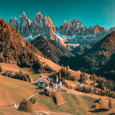 Falfestmény: a Dolomitok hegyei és egy falu a nappaliban