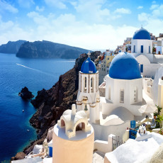 Falfestmény: Santorini kék kupolái és a tenger – nappali
