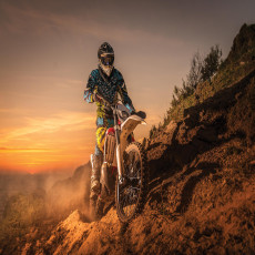 Falfestmény: motokrossz-motor naplemente a nappaliban